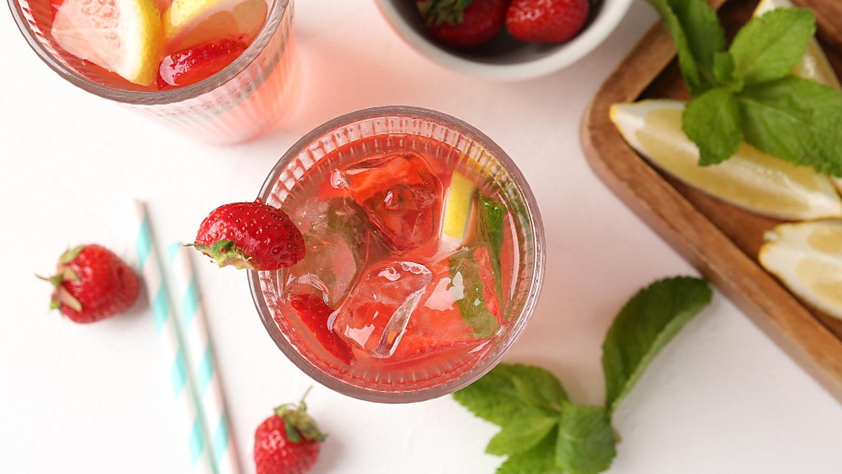 Alkoholfreie Sommerbowle mit Erdbeeren, Zitrone und Minze von oben fotografiert